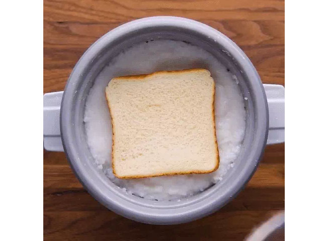 Cách làm cơm nhão thành cơm khô nhờ bánh mì sandwich