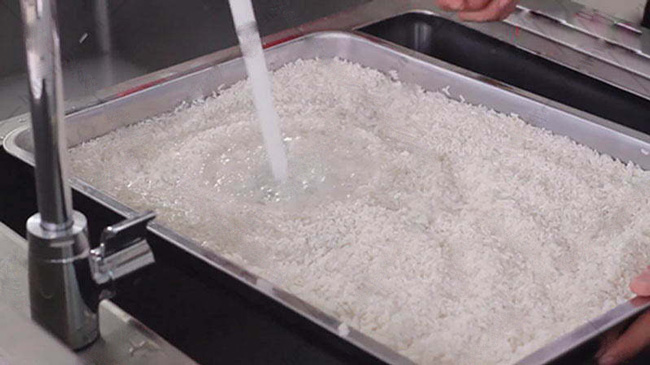 Cho gạo và nước vào từng khay đựng, khay đựng thực phẩm, khắc phục nấu cơm quên nhấn nút