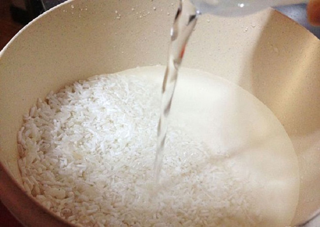 Cho gạo và nước theo lượng chuẩn vào nồi, cho gạo vào nồi