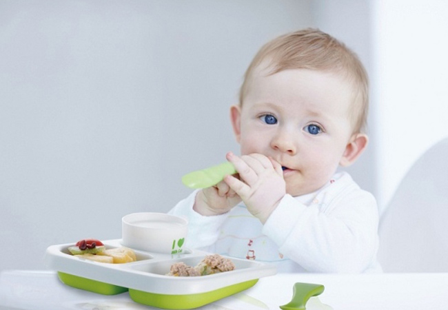 Cho bé tập ăn thô bằng cơm nát, lợi ích cho bé ăn cơm nát