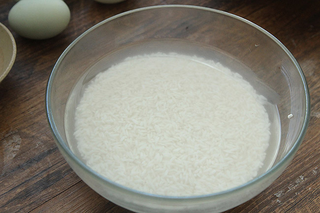 Ngâm gạo nếp qua đêm cho nở, ngâm gạo