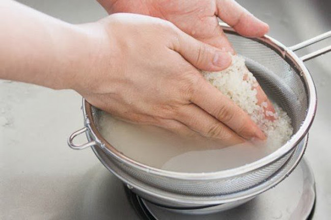 Cách nấu cơm tấm ngon, Vo gạo sạch sẽ 