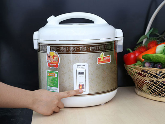 Bấm nút "cook" để nấu cơm, nấu cơm tấm