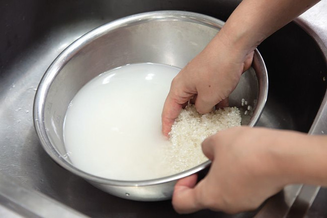 Vo gạo là bước cần có trước khi ngâm gạo