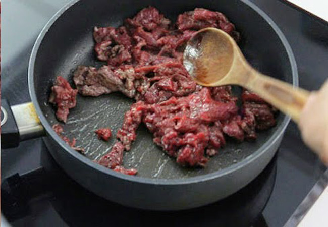 Xào thịt bò, Nấu cơm trộn