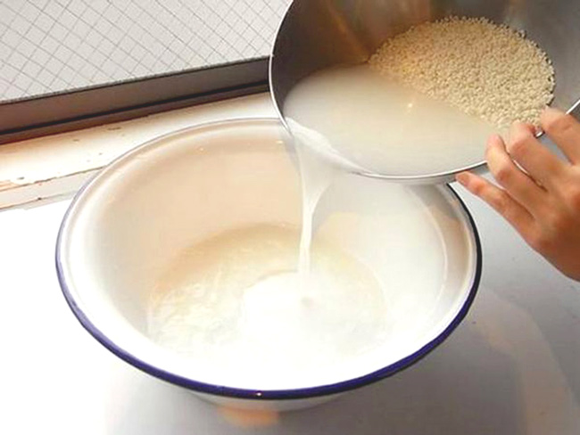 Vo sạch gạo bằng nước lạnh, để ráo nước rồi mới nấu