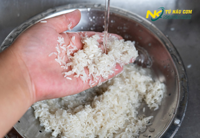 Vo gạo cho đến khi nước trong để cơm chín mềm và thơm hơn