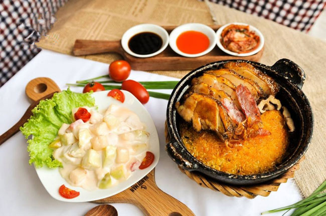 Quán cơm thố Singapore với món salad rau củ ăn là nghiền