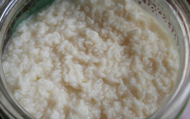 Thành phẩm cơm trắng mẻ thực hiện kể từ cơm trắng nguội và nước cơm