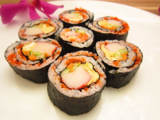 Món cơm cuộn rong biển thanh cua