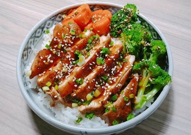 Hoàn thành món cơm gà sốt teriyaki