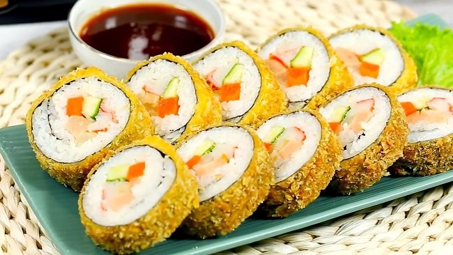Hoàn thành món cơm cuộn rong biển chiên