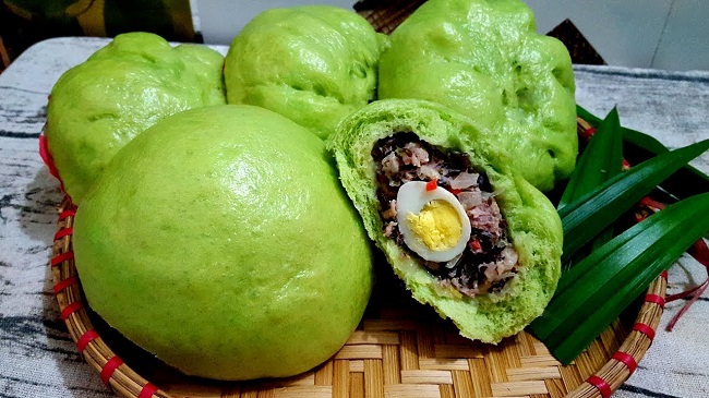 Thành phẩm món bánh bao lá dứa nhân thịt