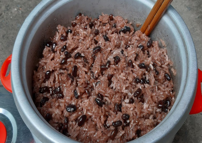 nấu đậu đen với gạo lứt
