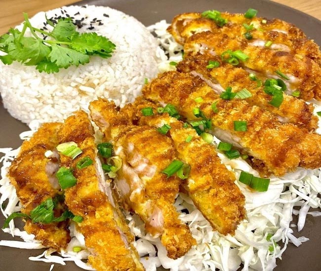 Thành phẩm món cơm Tonkatsu Nhật Bản 